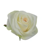 Sztuczna róża z listkiem w kolorze białym z brzoskwiniowym środkiem 10 cm