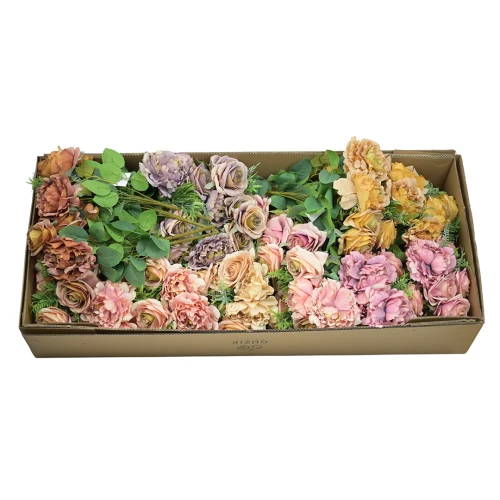 Karton bukietu różu z piwonią mix kolorów 40 cm